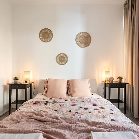 Of Serenity - 2 Bdr, Free Parking And Terrace * Budapest